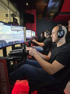 Simulateur de course automobile avec écrans et sièges ergonomiques.