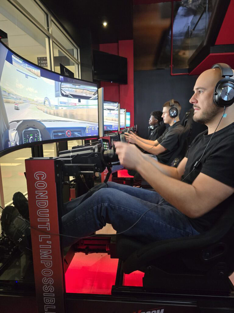 Entraînement de conduite pour course automobile sur simulateur avancé. Performances réalistes et expérience immersive.
