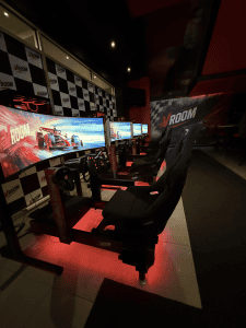 Postes de pilotage avec sièges confortables et écrans panoramiques pour simulateurs de course professionnels.