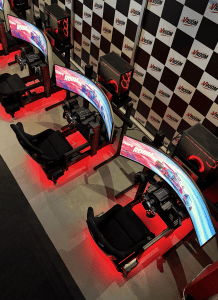 Simulateur de course automobile immersif avec écrans incurvés.