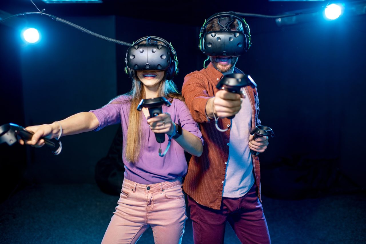 Jeunes utilisant la VR pour simulation de conduite immersive chez Vroom Simulation.